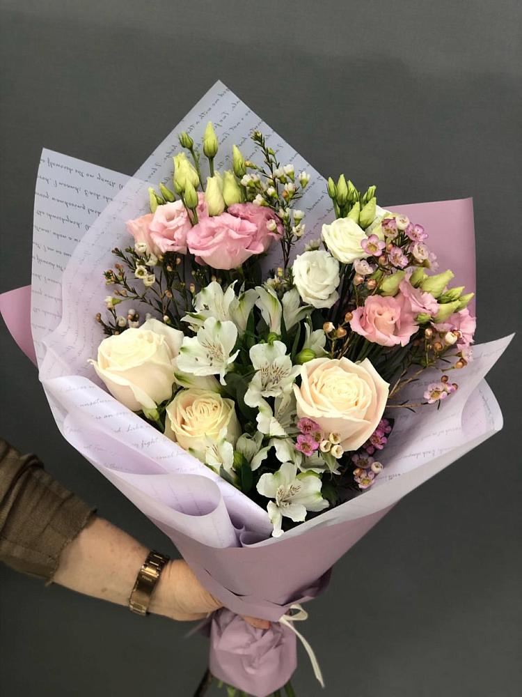 Букет цветов из: Альстромерии, Розы и Лизиантусы в Званном