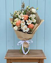 Букет цветов из:  Альстромерии, Лизиантусы, Розы и Хризантемы в Званном