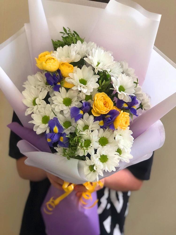 Букет цветов из: Ирисы, Хризантемы и Розы в Званном
