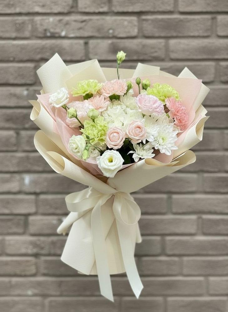 Букет цветов из: Гвоздики, Розы, Лизиантусы и Хризантемы в Званном