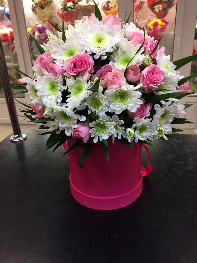 Цветочная композиция из Розы и Хризантемы в шляпной коробке в Званном