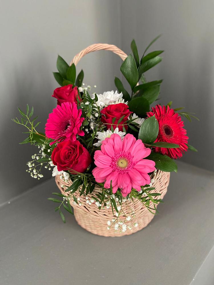 Цветочная композиция из Розы, Хризантемы и Герберы в корзине в Званном