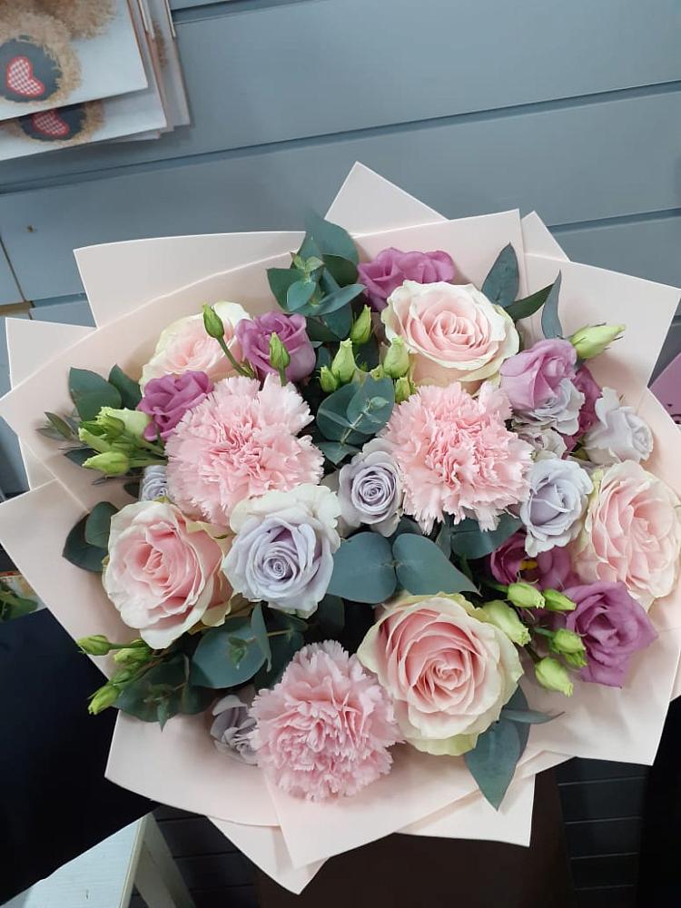 Букет цветов из: Розы, Гвоздики и Лизиантусы в Званном