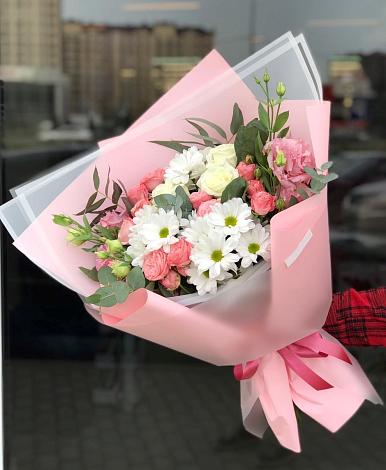Букет цветов из: Розы, Лизиантусы и Хризантемы в Званном