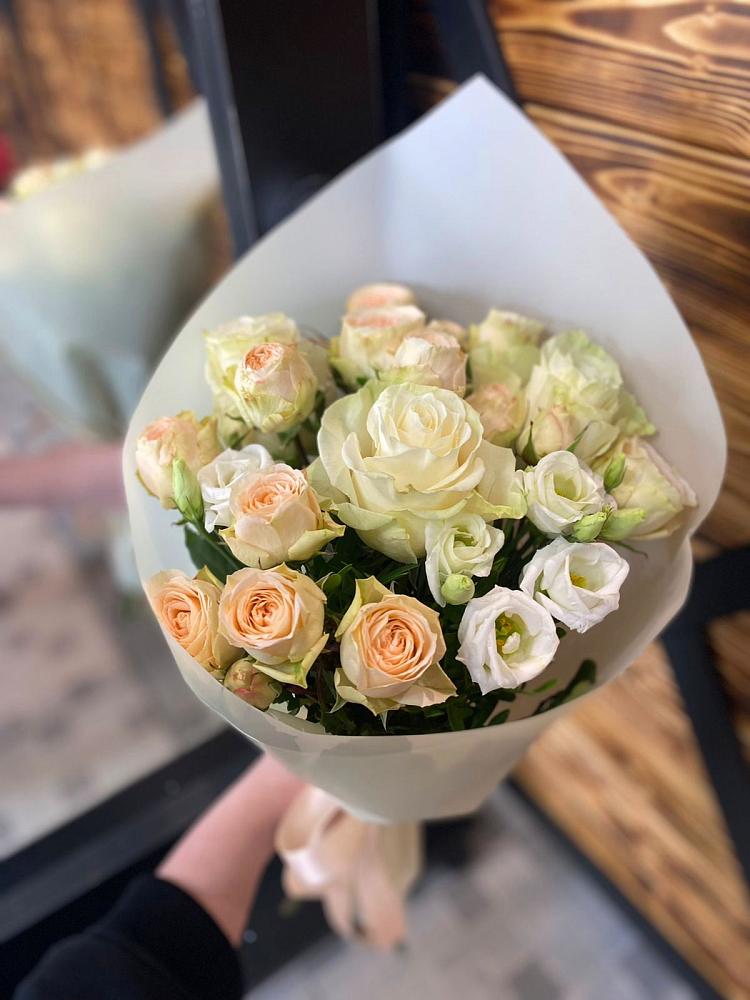 Букет цветов из: Розы и Лизиантусы в Званном