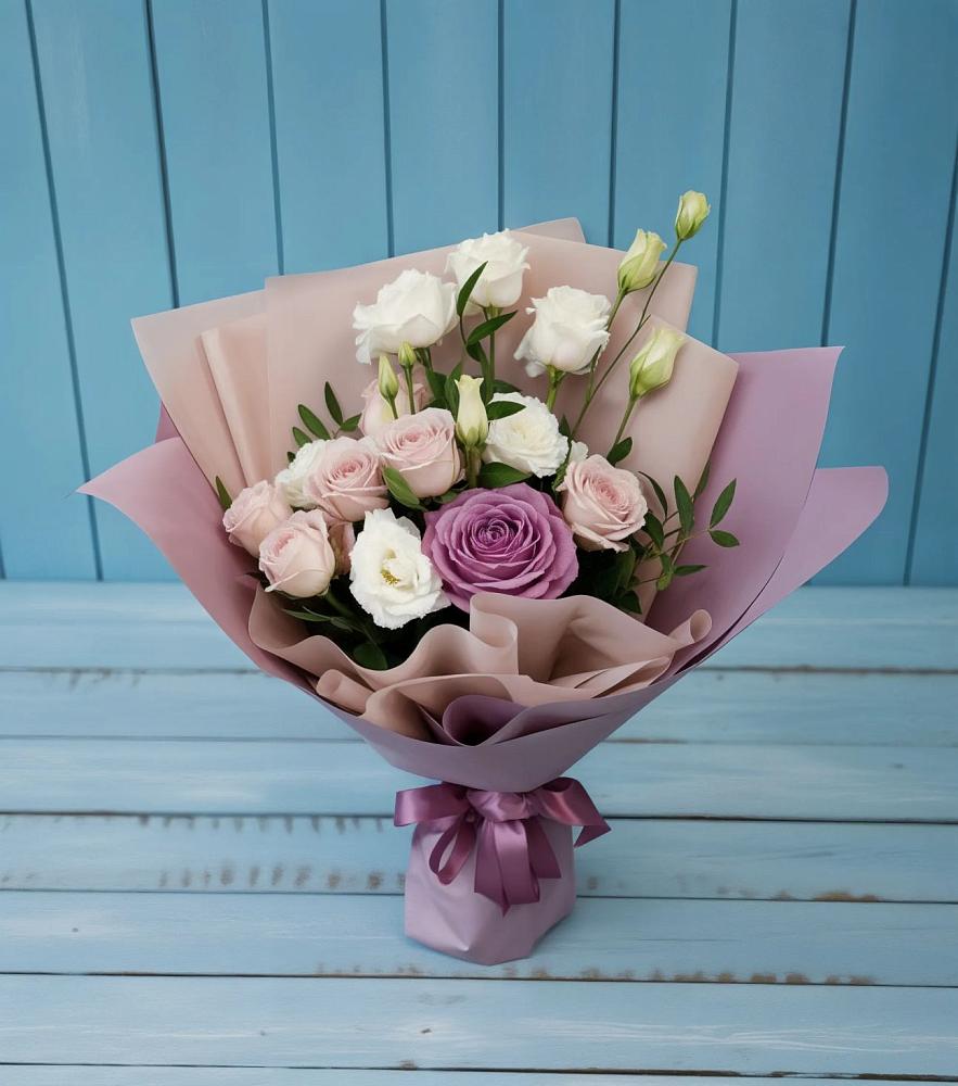 Букет цветов из: Розы и Лизиантусы в Званном